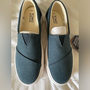 Tom’s NWT Canvas Alpergata Size 9